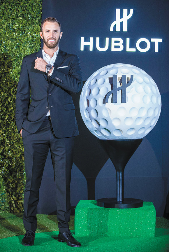 세계적인 골프선수 더스틴 존슨이 위블로 제품을 착용한 모습. 위블로 제공