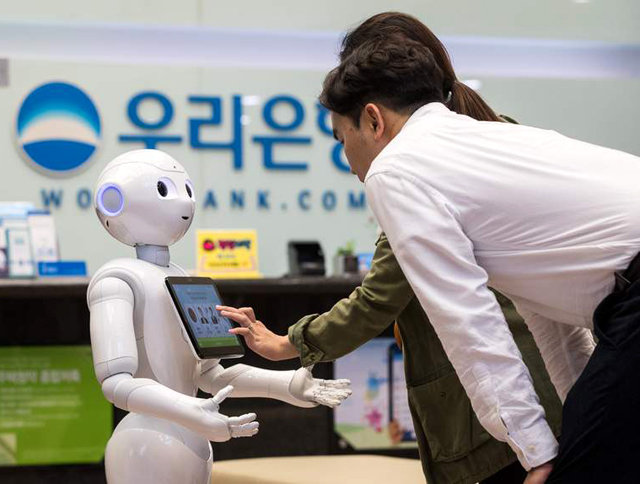 우리은행의 서울 일부 영업점에는 인공지능(AI) 로봇 ‘페퍼’가 배치돼 고객들을 대상으로 창구 안내, 금융상품 추천 등의 업무를 맡고 있다.