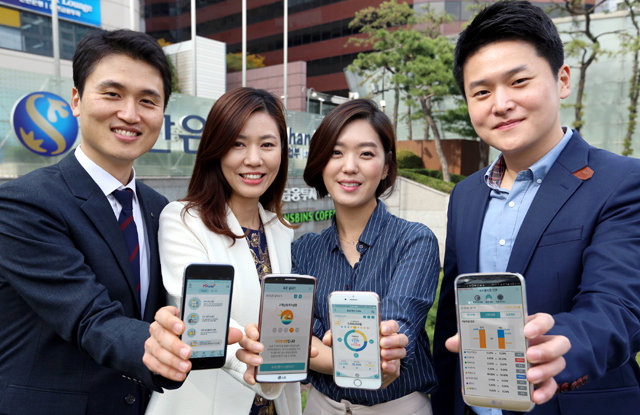 신한은행 직원들이 은행권 최초로 선보인 로보어드바이저 서비스 ‘엠폴리오’를 스마트폰에 실행해 소개하고 있다.