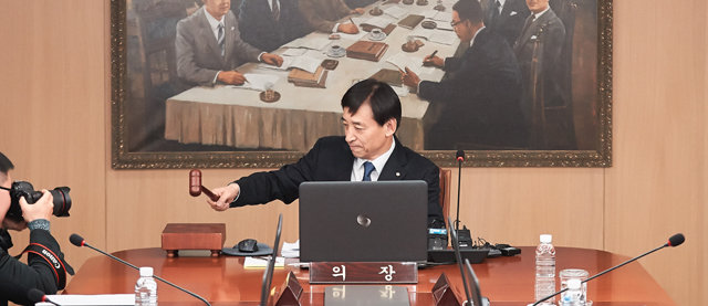 이주열 한국은행 총재가 27일 오전 서울 중구 한국은행 본관에서 임기 만료 전 마지막으로 주재한 금융통화위원회에서 의사봉을 두드리고 있다. 금통위는 이날 기준금리를 연 1.50%로 동결했다. 한국은행 제공