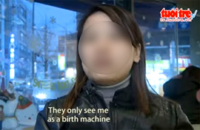 2014년 베트남 현지 언론 뚜오이째 뉴스가 한국 내 베트남 결혼 이주여성의 인권 침해 문제를 다룬 TV 다큐멘터리. 피해 여성은 “그들(한국 시댁 가족들)은 나를 ‘애 낳는 기계’로만 여긴다”고 증언했다. 유튜브 화면 캡처