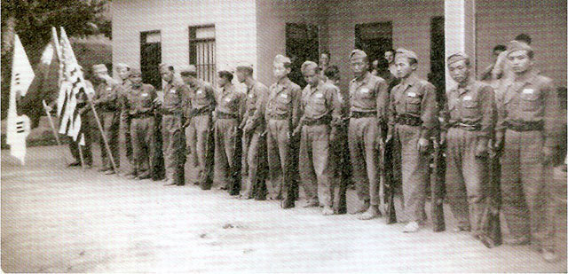 1945년 광복군 대원들이 중국 시안 광복군 제2지대 본부에서한국 미국 중국 구기를 들고 도열한 모습. 백범김구선생기념사업회 제공