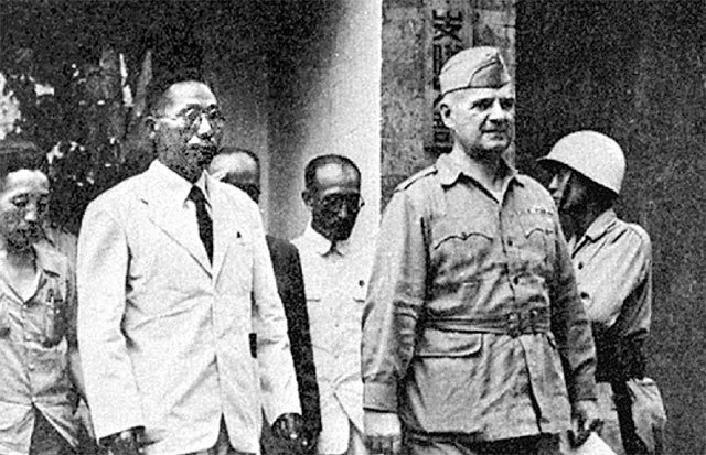 1945년 8월 7일 중국 시안에서 한반도 진공 계획을 협의한 백범 김구 선생(왼쪽)과 윌리엄 도너번 미국 OSS 국장. 백범김구선생기념사업회 제공
