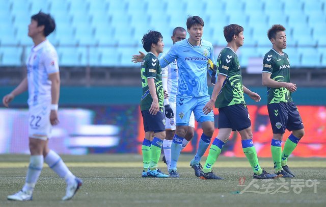 1일 전주월드컵경기장에서 열린 ‘KEB하나은행 K리그 1 2018‘ 공식 개막전 전북현대와 울산현대의 경기애서 전북현대가 2-0 완승을 거뒀다. 경기 후 전북현대 선수들이 기쁨을 나누고 있다. 전주 | 김진환 기자 kwangshin00@donga.com