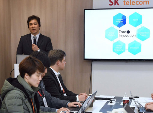 유웅환 SK텔레콤 오픈콜라보센터장이 MWC 전시관 내 간담회장에서 스타트업 지원 계획을 밝히고 있다. 사진제공｜SK텔레콤