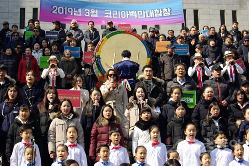 1일 서울 광화문 세종문화회관 야외 계단에서 500여 명이 깜짝 합창을 선보이고 있다. 양형모 기자 ranbi@donga.com