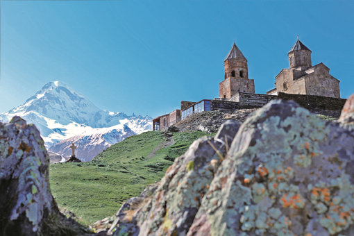 짙푸른 하늘과 만년설에 덮여 있는 해발 5047m의 카즈베크산을 배경으로 언덕 위에 자리잡은 조지아 게르게티 성삼위일체성당. 웅장하면서 신비로운 대자연과 14세기에 세워져 600년이 넘는 세월의 자취가 살포시 내려앉은 성당의 모습이 절묘한 조화를 이루고 있다. 아제르바이잔과 조지아, 아르메니아가 있는 코카서스(현지명 캅카스) 지역은 유럽과 아시아의 문화가 교차하고 초기 기독교의 귀한 문화유산이 많은 유럽의 보석 같은 지역이다. 사진제공｜조지아 관광청