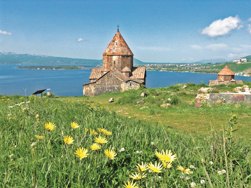 오래된 수도원이 많아 기독교의 나라로 불리는 아르메니아에서도 해발 1900m에 위치해 세반 호수와 어우러진 모습이 절경으로 꼽히는 세바나방크 수도원.
