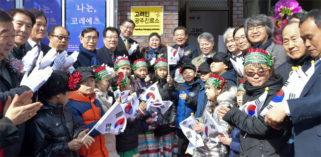 1일 광주 광산구 월곡동 고려인종합지원센터에서 윤장현 광주시장과 이은방 광주시의회의장, 박용수 고려인동행위원회 위원장, 전성현 고려인의료지원단장 등이 어린이들과 함께 고려인 광주진료소 개소를 축하하고 있다. 광주시 제공