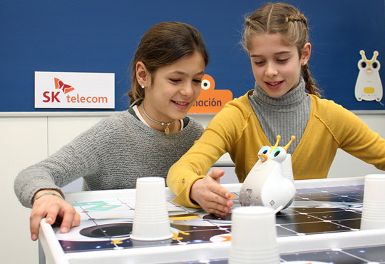 지난달 28일(현지 시간) 스페인 바르셀로나 ‘라 살 보나노바’ 초등학교에서 학생들이 교육용 로봇 ‘알버트’와 놀이를 통해 컴퓨터 프로그래밍을 배우는 SK텔레콤 ‘스마트로봇 코딩스쿨’ 수업에 참여하고 있다. SK텔레콤 제공