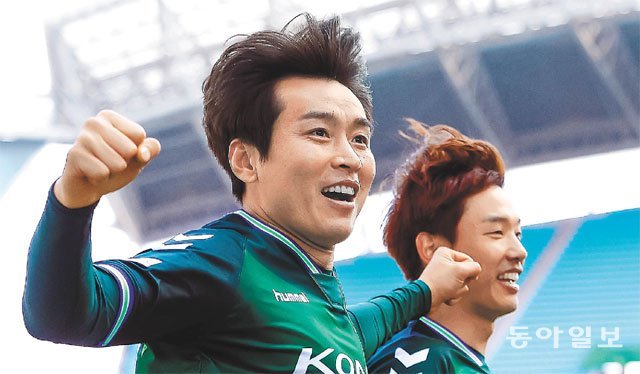 프로축구 전북 이동국(왼쪽)이 1일 전주월드컵경기장에서 열린 울산과의 KEB하나은행 K리그1 공식 개막전에서 후반 16분 선제 결승골을 터뜨린 뒤 포효하고 있다. 전주=김진환 스포츠동아 기자 kwangshin00@donga.com