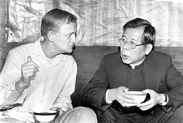 1977년 홍콩의 수상가옥에서 만난 김수환 추기경(오른쪽)과 로제 수사. 신한열 수사 제공