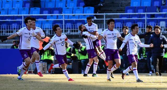 1일 수원 월드컵경기장에서 ‘KEB하나은행 K리그1 2018‘ 수원 삼성과 전남 드래곤즈의 경기가 열렸다. 전남 최재현(오른쪽 두번째)이 역전골을 성공시킨 뒤 환호하고 있다. 수원 | 김민성 기자 marineboy@donga.com