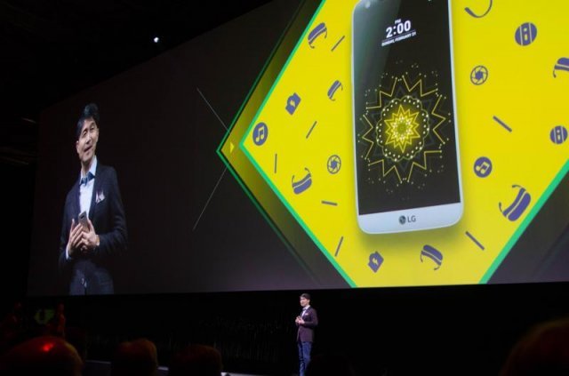 MWC 2016에서 공개된 모튤형 스마트폰 LG G5 (출처=IT동아)