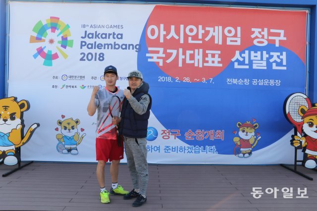 창녕군청 김용국 감독(오른쪽)과 처음 대표팀에 뽑힌 김기성.