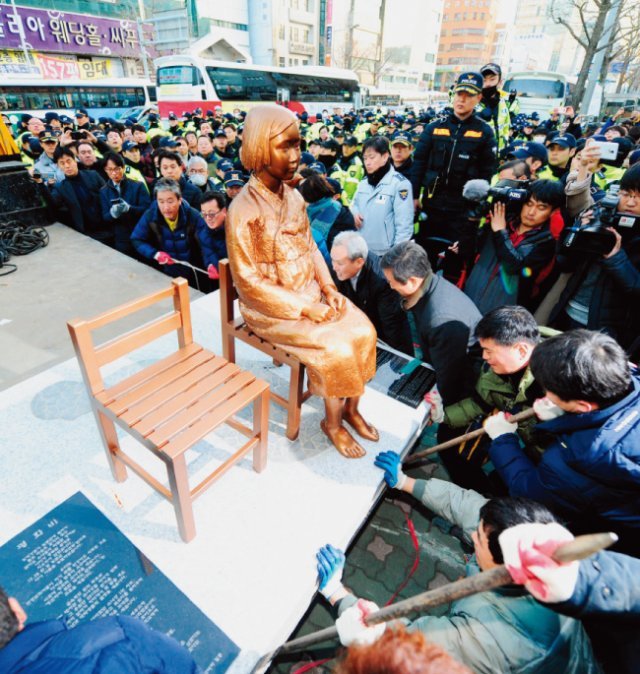 2016년 12월 28일 부산 동구청 직원들이 평화의 소녀상을 강제 철거하려 하고 있다. [동아DB]