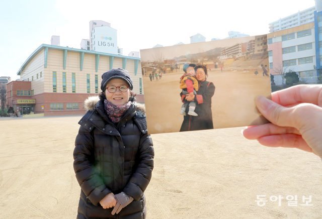 황영숙 씨가 서울 관악구 대학동 삼성초등학교 운동장에 서 있다. 28년 전 황 씨가 아들을 안고 사진을 찍은 바로 그곳이다. 연립주택과 야트막한 산이 있던 학교 뒤편에는 현재 고층아파트가 들어서 있다. 전영한 기자 scoopjyh@donga.com