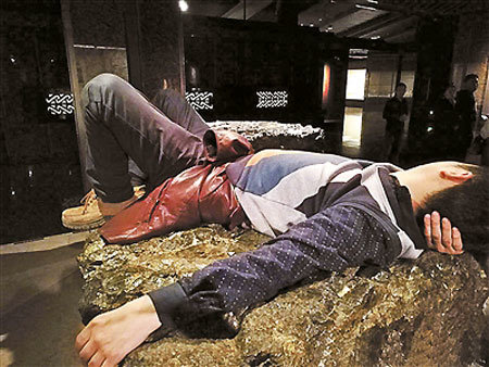 최근 중국 쓰촨성 싼싱두이 박물관에 전시된 옥돌 위에서 낮잠을 자고 있는 중국인 남성의 사진. 사진 출처 베이징청년보