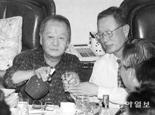 83세를 일기로 3일 별세한 김종호 전 국회부의장(왼쪽)이 2000년 7월 ‘자유민주연합 교섭단체 밀약설’에 항의하기 위해 집으로 찾아온 한나라당 의원들에게 “오래 기다리게 해서 미안하다”며 양주를 꺼내 따라주고 있다. 동아일보DB