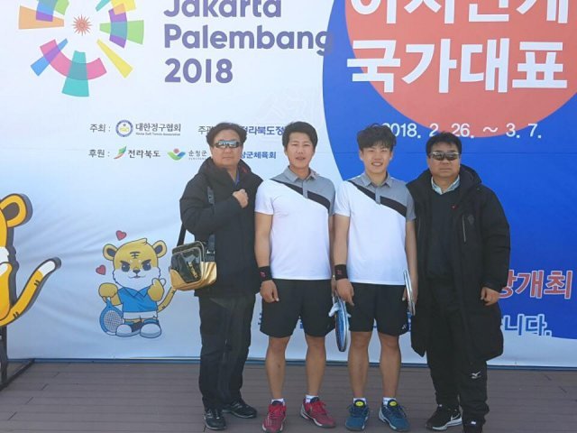 2018 자카르타 아시아경기 남자 복식 대표로 뽑힌 김범준(오른쪽에서 두번째)과 전지헌이 주인식 문경시청 감독, 김은수 코치.