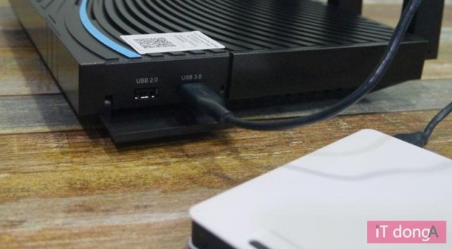 측면의 USB 포트를 이용해 단말기를 간이 NAS 처럼 쓸 수 있다 (출처=IT동아)