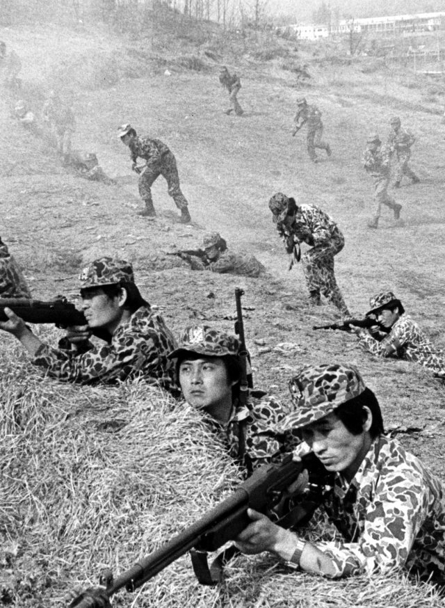 신호와 함께 재빨리 진지로 달려가 방어훈련을 펴는 가릉2동 예비군 중대원들.
(1978.3.24)