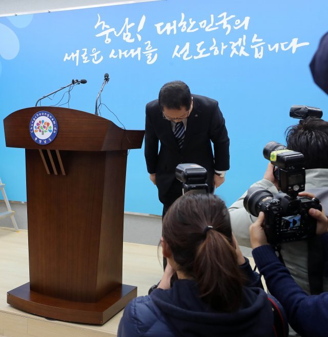 남궁영 충청남도 행정부지사가 6일 오전 안희정 충남도지사 성폭행 파문과 관련해 도청 기자실에서 기자회견을 마치고 있다.