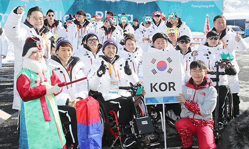 6일 2018 평창동계패럴림픽 한국선수단이 입촌식을 마친 뒤 파이팅을 외치고 있다. 사진제공 ｜ 대한장애인체육회