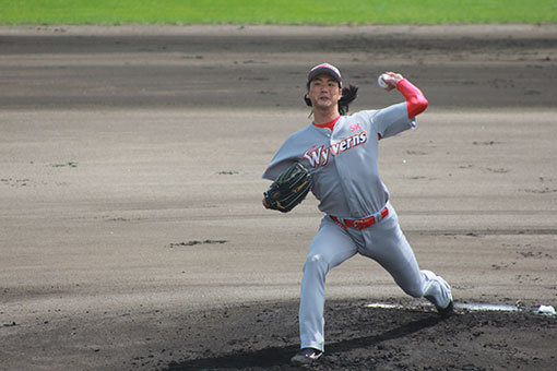 리그 에이스가 돌아왔다. SK 김광현이 6일 일본 오키나와 이시카와구장에서 열린 LG와 연습경기에서 긴 머리를 휘날리며 투구하고 있다. 부상 전과 똑 같은 공을 통증 없이 던지며 부활을 예고했다. 사진제공 ｜ SK 와이번스