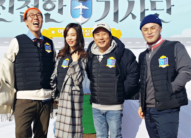 외국인 관찰 예능 붐이 일자 공항에서 외국인을 에스코트하는 예능(tvN ‘친절한 기사단’)도 등장했다. tvN 제공