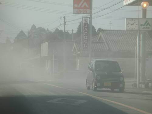 사진=2011년 신모에다케 화산 분화 당시 일본 도로(동아일보)
