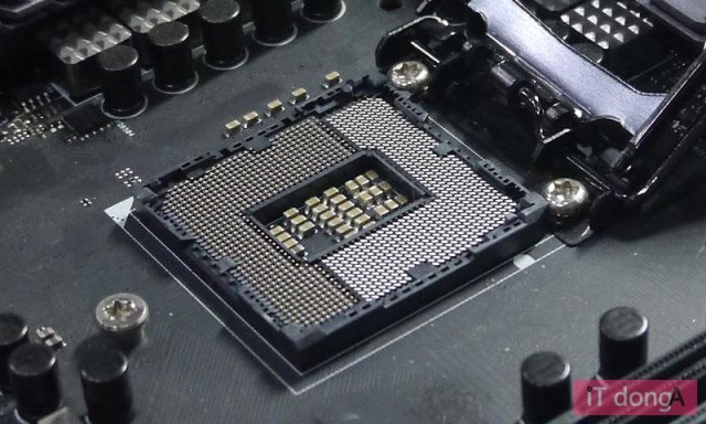 메인보드의 CPU 소켓부에 수많은 작은 핀(접점)이 돋아있다 (출처=IT동아)