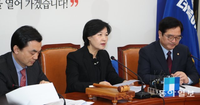 7일 오전 국회에서 열린 더불어민주당 최고위원회의에서 추미애 대표가 모두발언하고 있다. 왼쪽부터 안규백 최고위원, 추대표, 우원식 원내대표. 김동주 기자