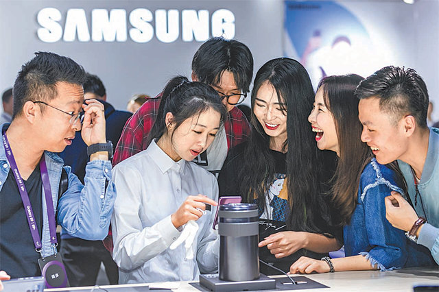 6일(현지 시간) 중국 광저우에서 열린 삼성전자 ‘갤럭시 S9’ 시리즈 출시 행사에서 중국 미디어 관계자들이 제품을 체험해보고 있다. 삼성전자 제공