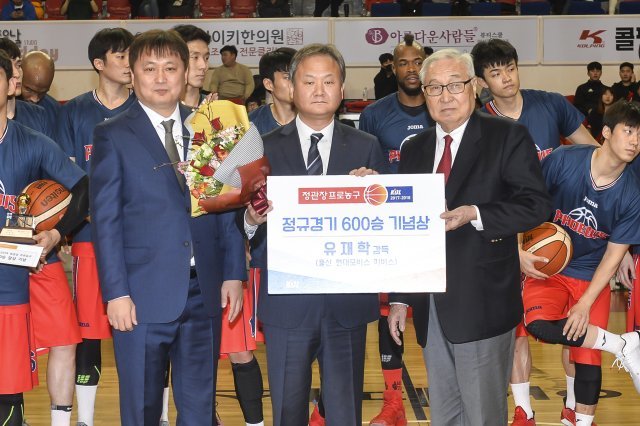 이상범 감독(왼쪽)-유재학 감독(가운데). 사진제공｜KBL