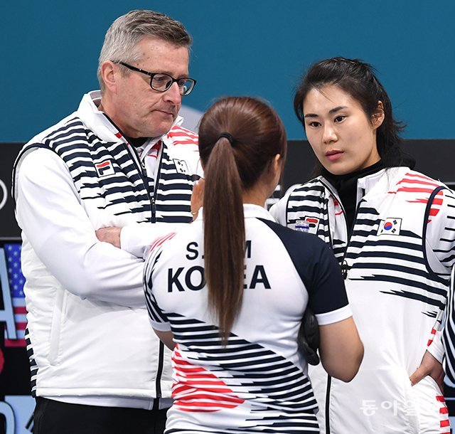 2018 평창 겨울올림픽에서 한국 여자 컬링 대표팀과 은메달을 합작한 피터 갤런트 코치(왼쪽)는 자국 언론과의 인터뷰에서 “한국 컬링은 평창 올림픽을 계기로 발전할 절호의 기회를 맞았다”고 밝혔다. 동아일보DB