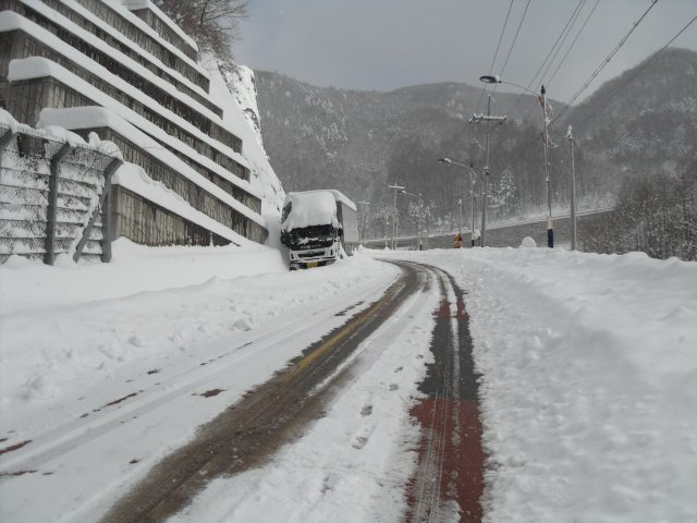 8일 강원도 삼척시 도계읍 황조리에 있는 강원대 도계 캠퍼스 입구에 50cm가 넘는 눈이 쌓여있다. 강원대는 “어제부터 내린 눈 탓에 학생들의 통학이 불가능해 오늘 하루 휴교가 불가피 했다”고 밝혔다. 해발 900m 육백산에 조성된 도계 캠퍼스는 겨울과 이른 봄에 폭설과 한파 등으로 인해 휴교하는 일이 잦다. 강원대 제공