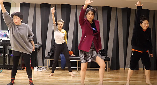 강유미(오른쪽 두 번째)가 올린 셀럽파이브 댄스 따라하기 영상. 사진출처｜강유미 유튜브 영상 캡처