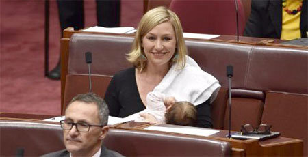 호주의 라리사 워터스 전 상원의원이 퇴임 전인 지난해 5월 의회 본회의장에서 생후 2개월된 딸 알리아 조이에게 모유를 수유하며 웃고 있다. 라리사 워터스 전 의원 트위터 캡처