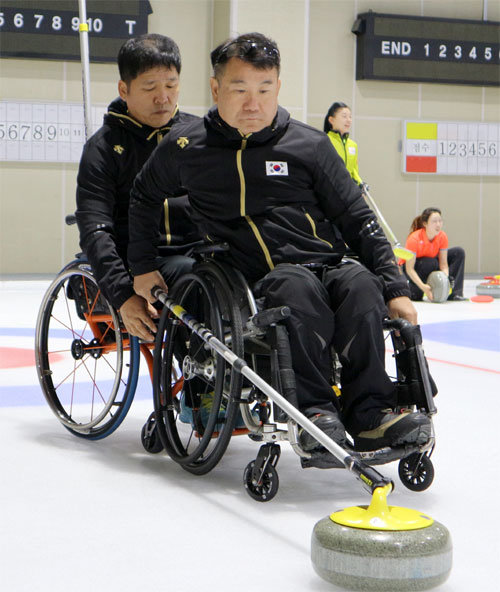 한국 휠체어컬링 대표팀의 서드 정승원(앞)은 2018 평창 겨울패럴림픽에 참가하는 한국 선수 중 최고령(60세)이다. 그는 과거에 장애로 삶을 포기하려 했다가 휠체어컬링을 시작하면서 희망을 되찾았다. 대한장애인체육회 제공