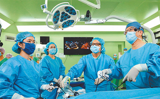 양한광 서울대병원 위장관외과 교수(오른쪽)가 복강경을 통해 위암 환자를 수술하고 있다. 서울대병원 제공
