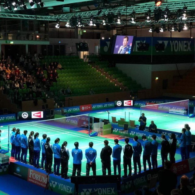 9일 독일오픈 배드민턴 대회에서 출전 선수들과 관중이 갑자기 세상을 떠난 고 정재성 삼성전기 감독을 추모하는 묵념을 하고 있다.