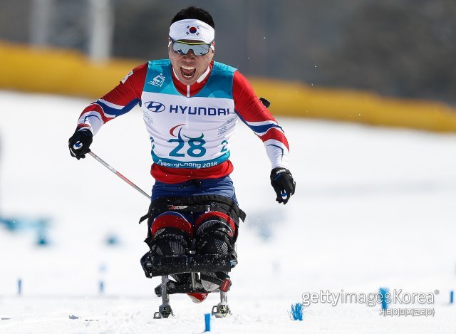 “내게 없는 것은 없다”. 불의의 교통사고로 두 다리를 잃었지만 다리 대신 불굴의 의지와 노력으로 달려 대한민국 크로스컨트리스키의 간판스타가 된 신의현이 15km 좌식경기에서 결승선을 향해 역주하고 있다. 사진=게티이미지코리아