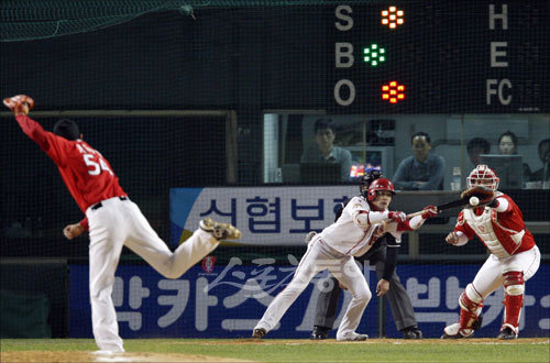 2009 한국시리즈 5차전 3회말 1사 1, 3루 KIA 이용규가 기습번트로 3루 주자를 불러들이고 있다. 선취득점, 타자는 1루에서 아웃. 스포츠동아DB