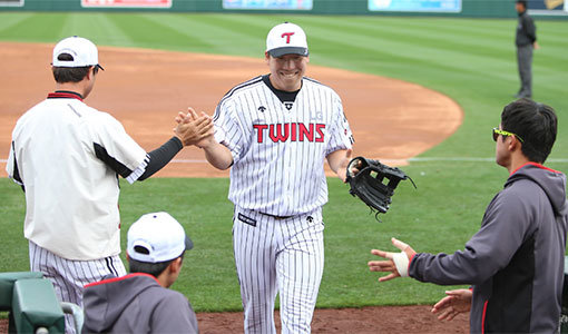 새 시즌을 앞두고 LG 유니폼으로 갈아입은 ‘타격 기계’ 김현수는 저조한 팀 타선에 힘을 불어넣어줄 희망적 존재다. 그는 팀 내 최다 홈런과 토종 선수 100타점의 기록에 도전한다. 사진 제공 ｜ LG 트윈스