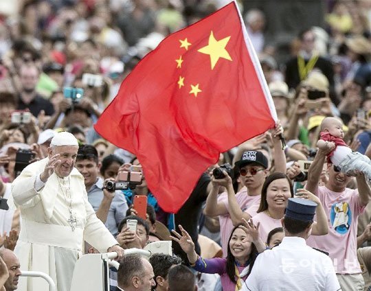 프란치스코 교황이 2016년 6월 로마 베드로광장에서 가진 행사에 참가한 한 사람이 중국 국기인 오성홍기를 흔들고 있다. 동아일보DB