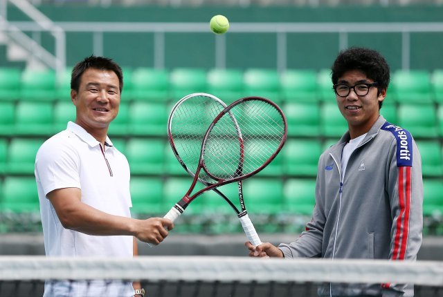 2015년 서울 올림픽코트에서 나란히 카메라 앞에 선 앳된 표정의 정현(오른쪽)과 이형택.