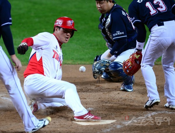 26일 광주-기아 챔피언스 필드에서 ‘2017 타이어뱅크 KBO리그’ 포스트시즌 한국시리즈 2차전 두산베어스와 KIA타이거즈 경기가 열렸다. 8회말 1사 1,3루 KIA 나지완 3루수 앞 땅볼 때 3루주자 김주찬이 협살에 걸렸으나 홈으로 달려 선제 득점에 성공하고 있다. 광주 | 김종원 기자 won@donga.com