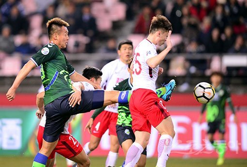 6일 전주월드컵경기장에서 열린 ‘2018 아시아축구연맹(AFC) 챔피언스리그‘ 전북 현대와 텐진 취안젠(중국)의 조별예선경기에서 전북 김신욱이 슛을 날리고 있다. 전주 | 김민성 기자 marineboy@donga.com