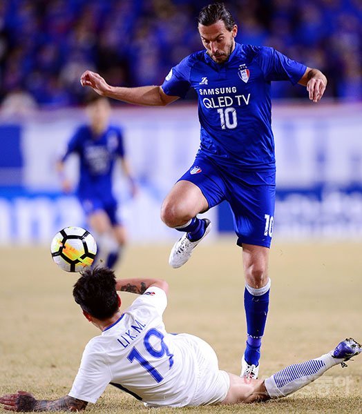 7일 경기도 수원월드컵경기장에서 열린 ‘2018 아시아축구연맹(AFC) 챔피언스리그‘ 수원 삼성과 상하이 선화(중국)의 조별예선경기에서 수원 데얀이 상하이 선수의 태클을 피하고 있다. 수원 | 김민성 기자 marineboy@donga.com